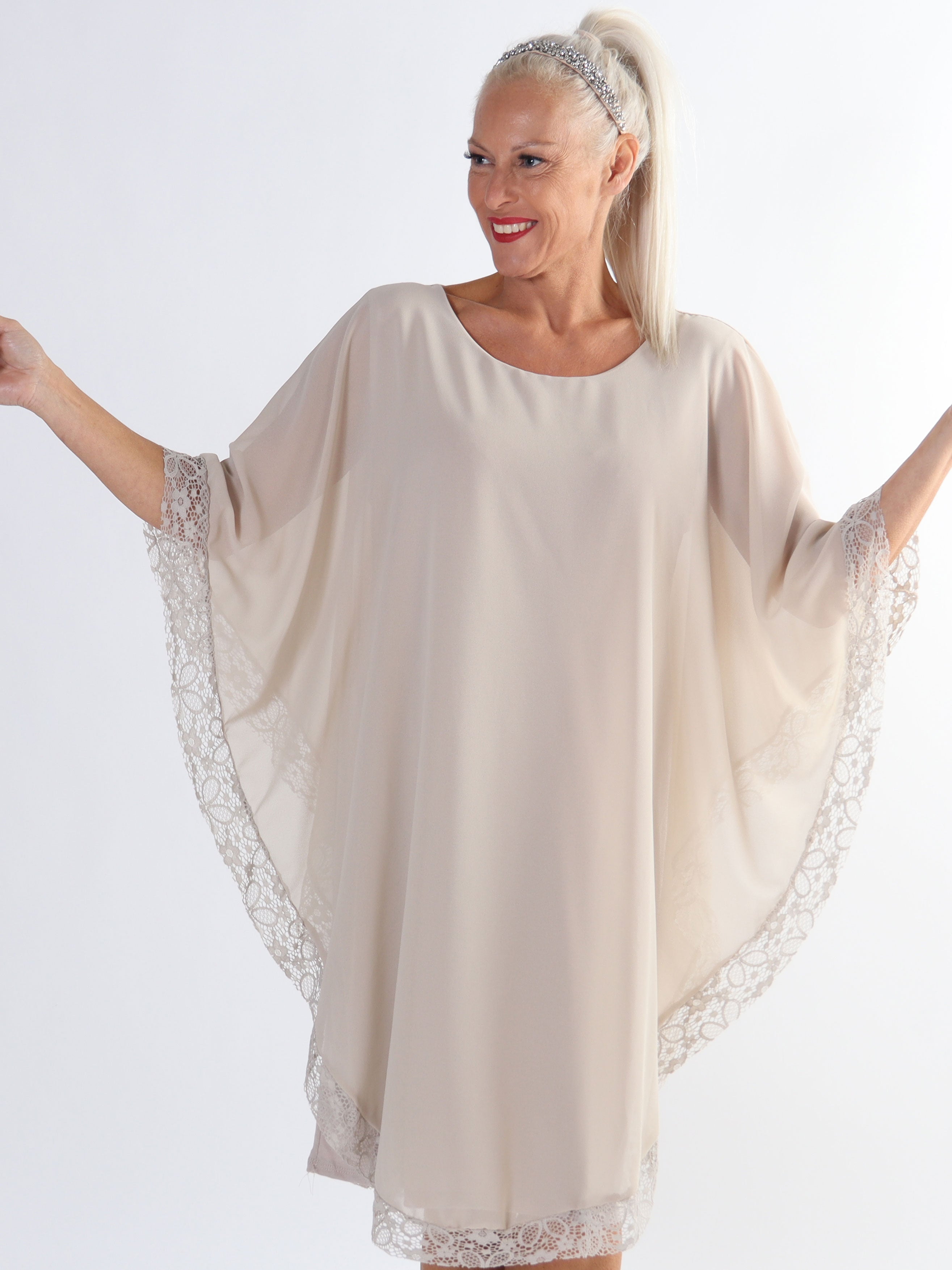 Kenya Edge - Plus size tunikaklänning med chiffonglager och spetskant